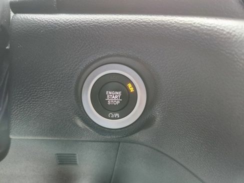 Used 2025 Chrysler Pacifica Select image 26