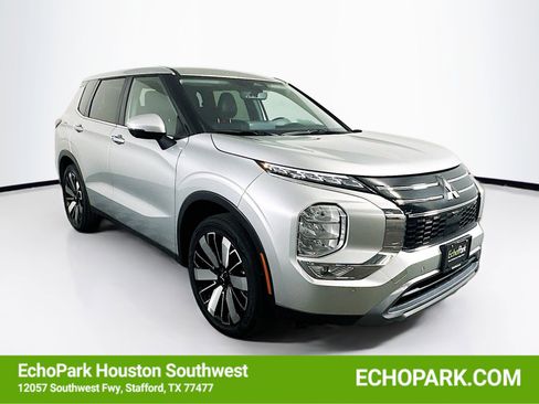 Used 2025 Mitsubishi Outlander SE image 1