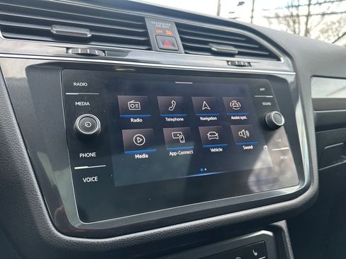 Used 2022 Volkswagen Tiguan SE image 9