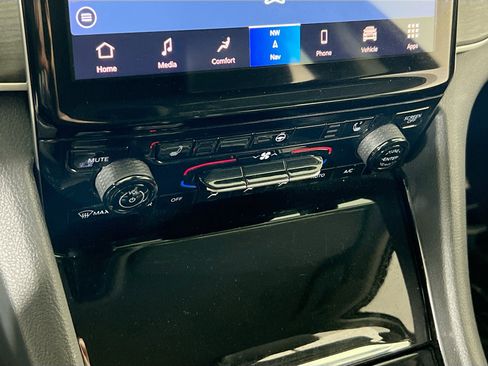 Used 2023 Jeep Grand Cherokee Limited w/ Black Appearance Package AWD/4WD image 16