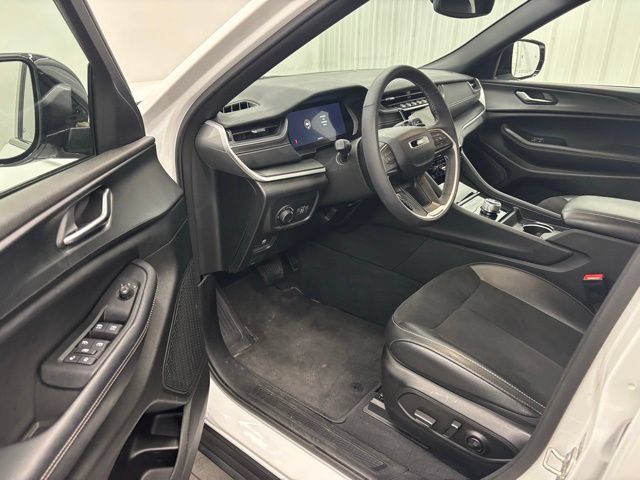 Used 2023 Jeep Grand Cherokee Altitude AWD/4WD image 13
