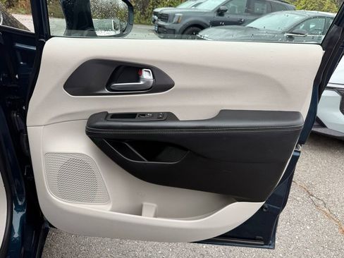 Used 2024 Chrysler Pacifica Touring-L image 18