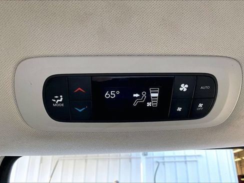 Used 2024 Chrysler Pacifica Limited FWD image 10