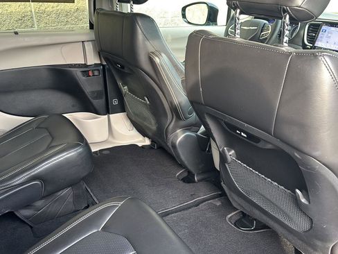 Used 2024 Chrysler Pacifica Touring-L image 23