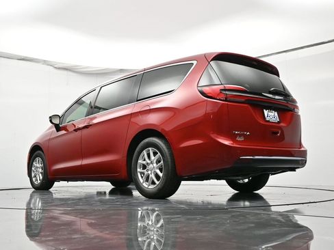 New 2026 Chrysler Pacifica Select image 40