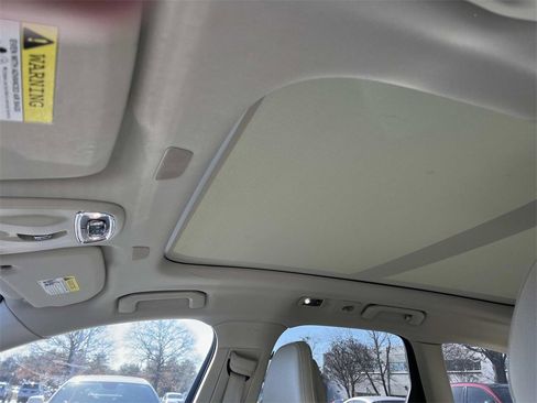 Used 2018 Volvo XC60 T5 Momentum w/ Vision Package image 24