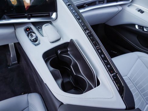 Used 2024 Chevrolet Corvette Stingray Premium Conv w/ Z51 Performance Package image 18