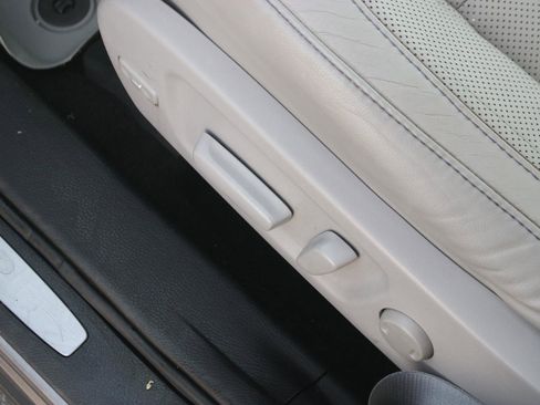 Used 2016 Toyota Highlander Limited image 17