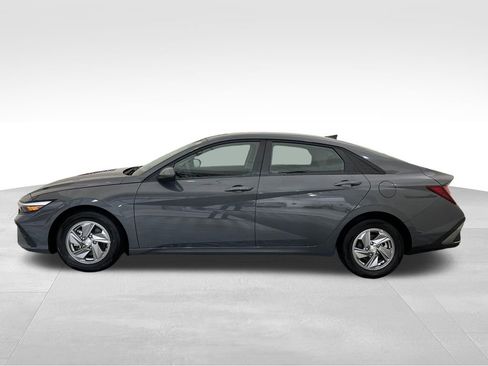 Certified 2025 Hyundai Elantra SE FWD image 2