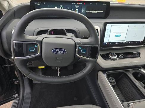 Used 2025 Ford Expedition Active RWD image 4
