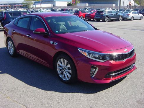 Used 2018 Kia Optima S FWD image 3