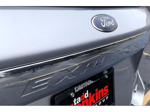 Used 2020 Ford Explorer XLT w/ Equipment Group 202A image 9