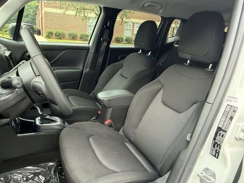 Used 2023 Jeep Renegade Latitude AWD/4WD image 11