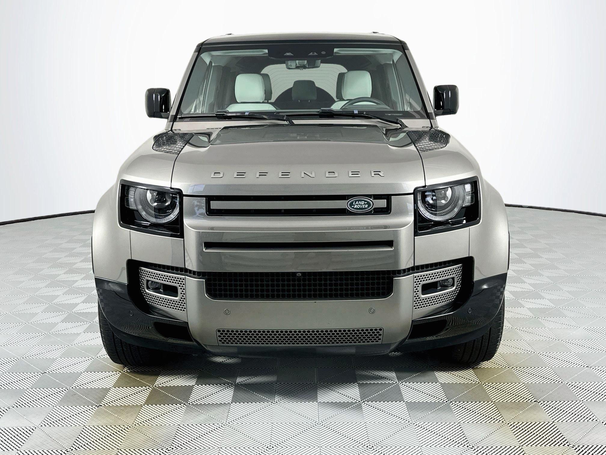 Used 2025 Land Rover Defender 110 X-Dynamic SE AWD/4WD image 2