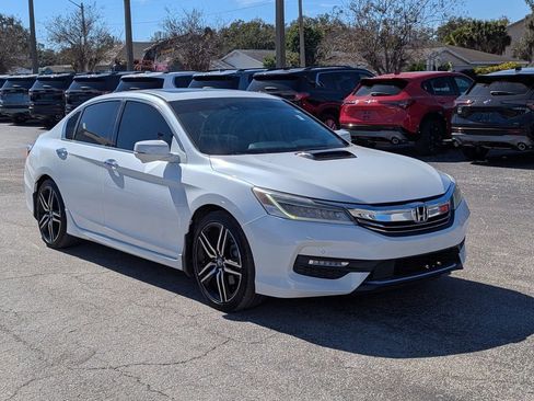 Used 2017 Honda Accord Touring image 2