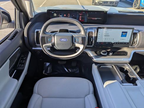 Certified 2025 Ford Expedition Max Platinum w/ Driver's Package AWD/4WD image 31