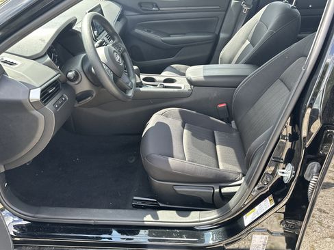 Used 2025 Nissan Altima 2.5 S FWD image 9