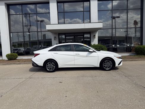 Certified 2025 Hyundai Elantra Hybrid FWD image 3