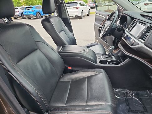 Used 2017 Toyota Highlander Limited FWD image 10
