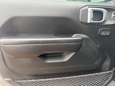 Used 2021 Jeep Gladiator Sport image 15