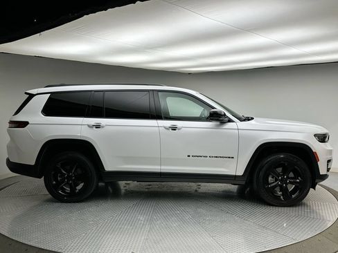 Used 2025 Jeep Grand Cherokee L Altitude AWD/4WD image 14