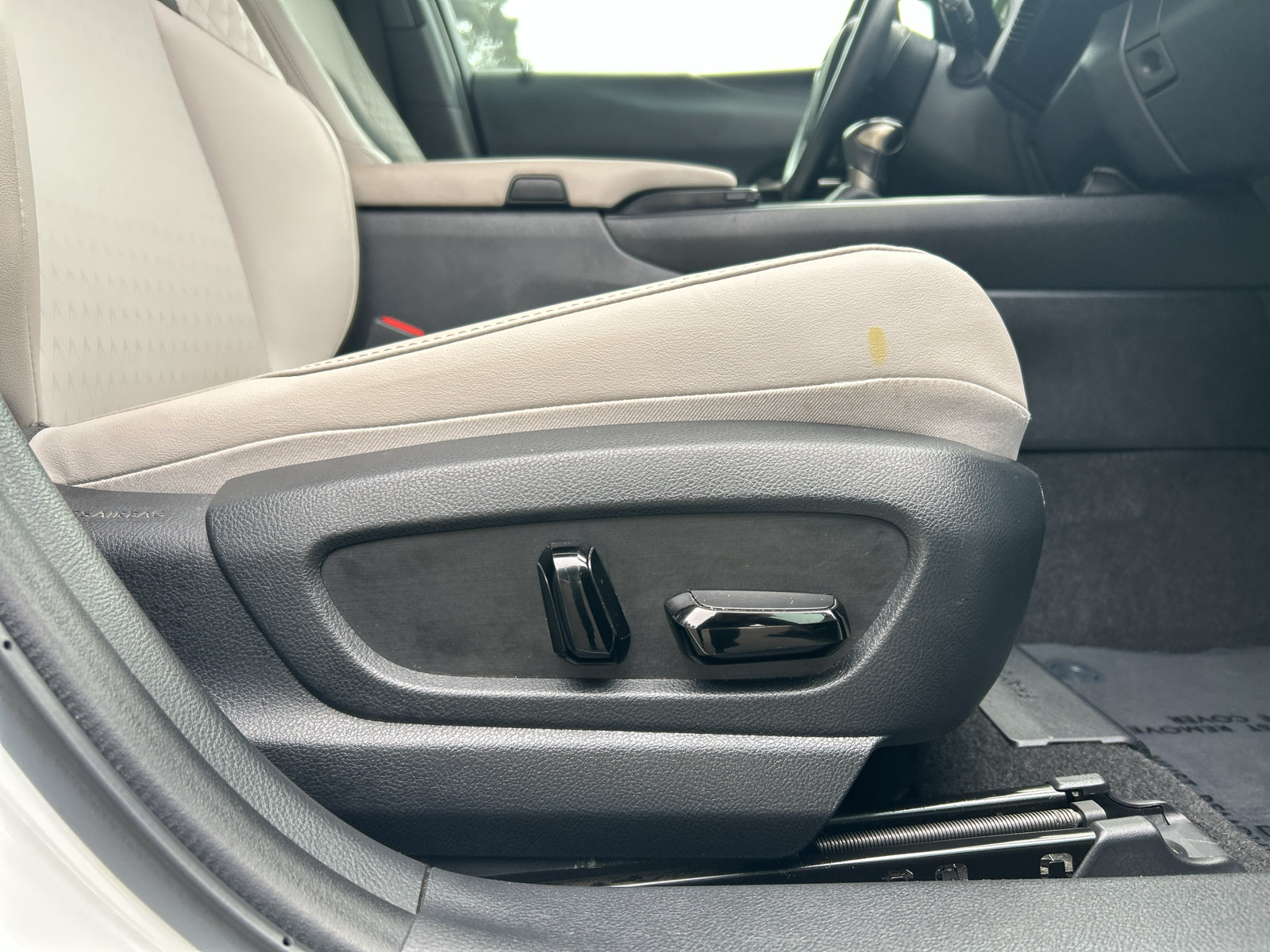 Used 2022 Lexus UX 200 w/ Accessory Package (Z1) FWD image 30