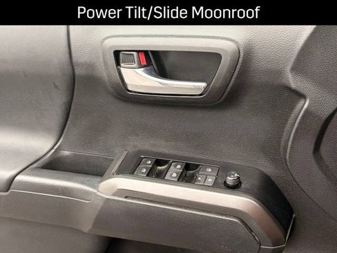 Used 2022 Toyota Tacoma TRD Off-Road w/ TRD Premium Off Road Package AWD/4WD image 19
