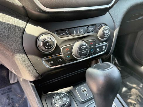 Used 2021 Jeep Cherokee Trailhawk AWD/4WD image 17