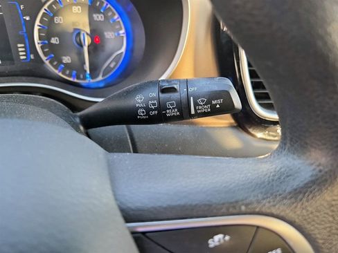 Used 2018 Chrysler Pacifica Touring Plus w/ Tire & Wheel Group FWD image 17