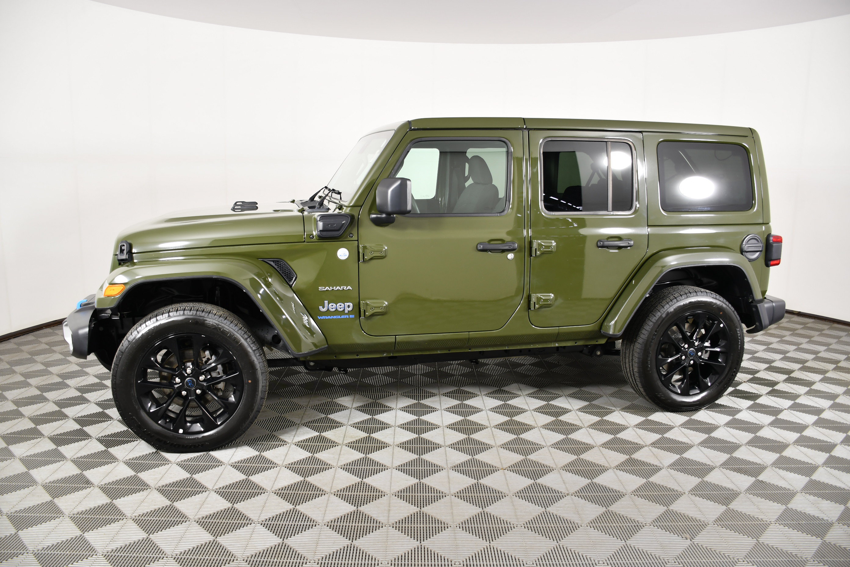 Used 2024 Jeep Wrangler Unlimited Sahara AWD/4WD image 9