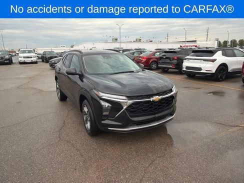 Used 2025 Chevrolet Trax LT FWD image 7