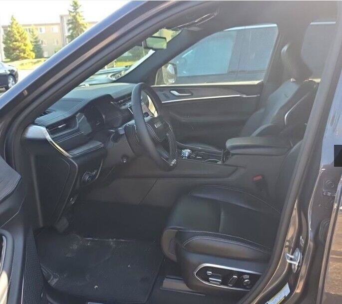 Used 2023 Jeep Grand Cherokee Overland w/ Luxury Tech Group IV AWD/4WD image 11