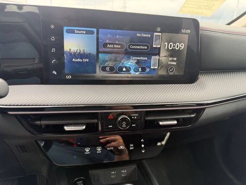 Used 2025 Nissan Kicks SR FWD image 3