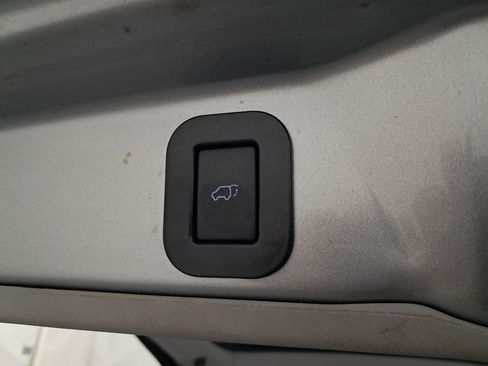 Used 2015 Toyota Sienna XLE image 18