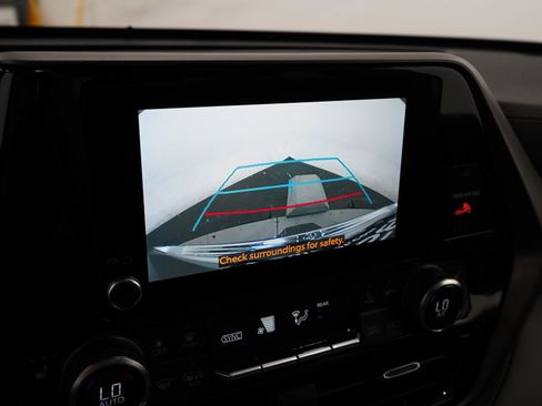 Used 2024 Toyota Highlander XLE AWD/4WD image 23