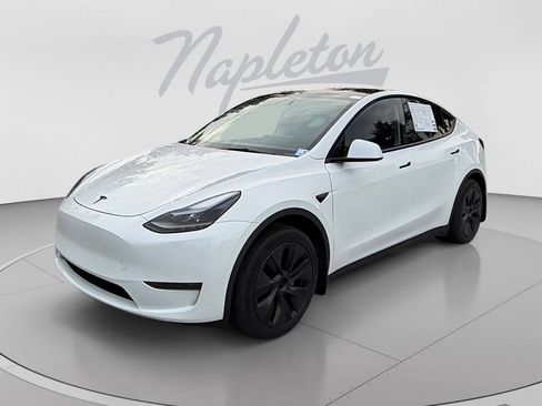 Used 2024 Tesla Model Y Long Range RWD image 1
