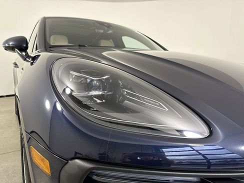 Certified 2022 Porsche Macan AWD/4WD image 11
