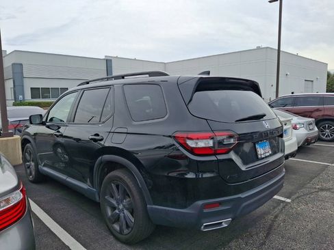 Used 2024 Honda Pilot Sport image 3