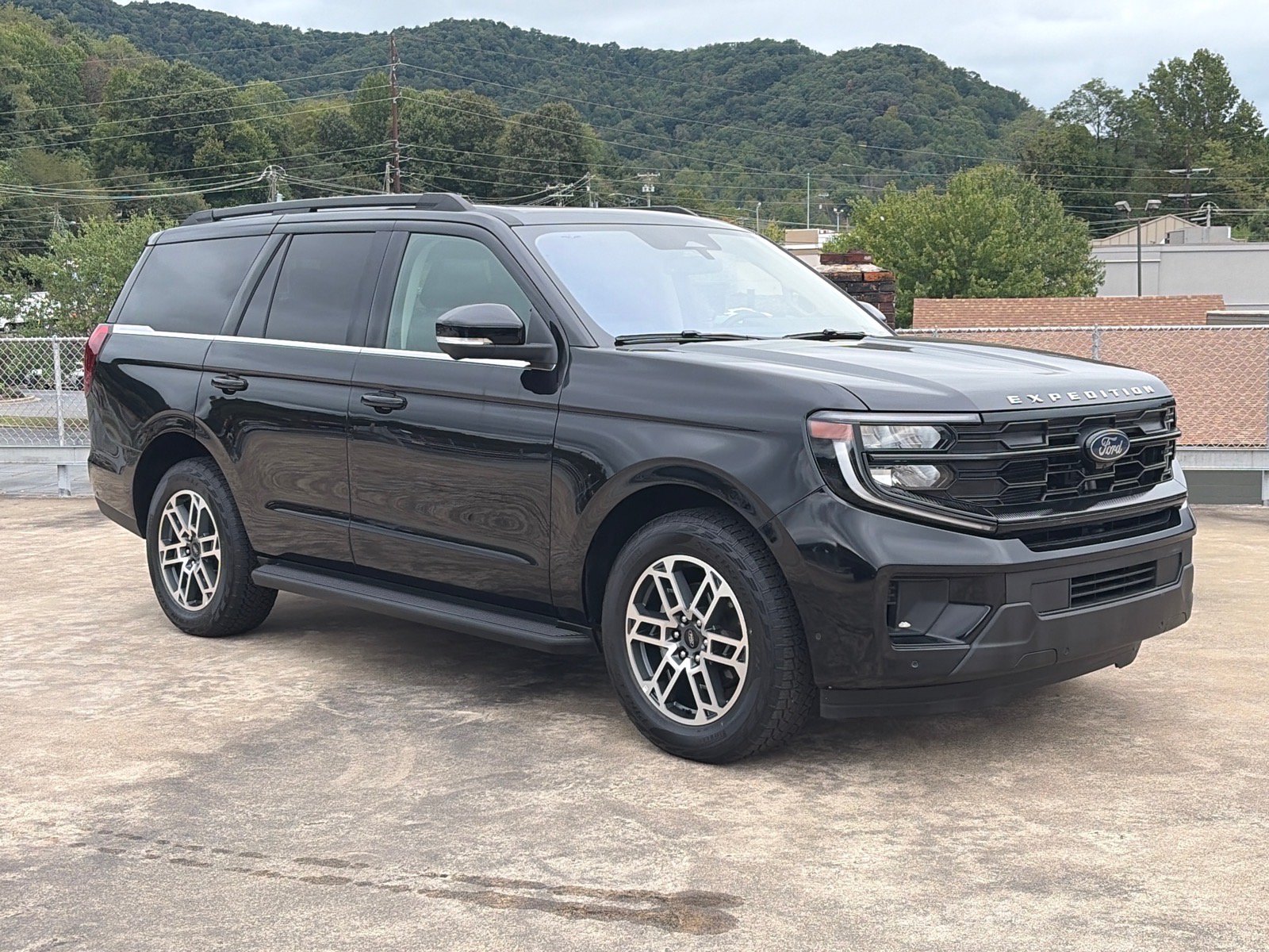 Certified 2025 Ford Expedition Active AWD/4WD image 1