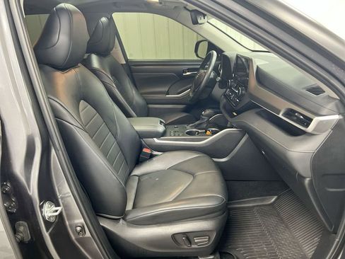Used 2024 Toyota Highlander XLE image 23