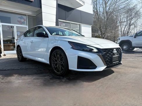 Used 2025 Nissan Altima 2.5 SR image 9