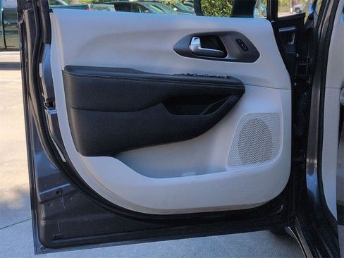 Used 2023 Chrysler Pacifica Touring-L image 7