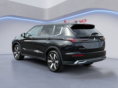 Used 2025 Mitsubishi Outlander SE image 3