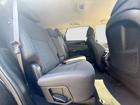 Used 2019 Kia Sorento FWD image 29