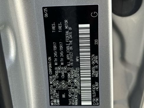 Used 2025 Toyota 4Runner SR5 AWD/4WD image 28