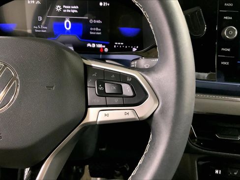 Used 2024 Volkswagen Taos SE w/ Panoramic Sunroof Package image 25