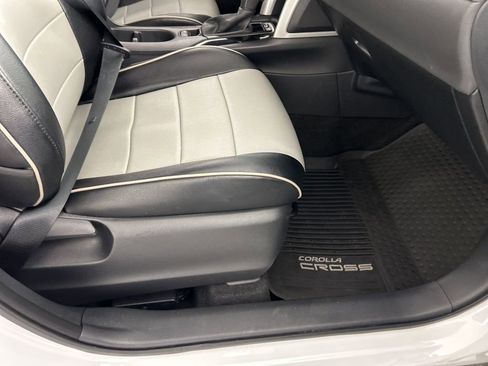 Used 2024 Toyota Corolla Cross SE image 24