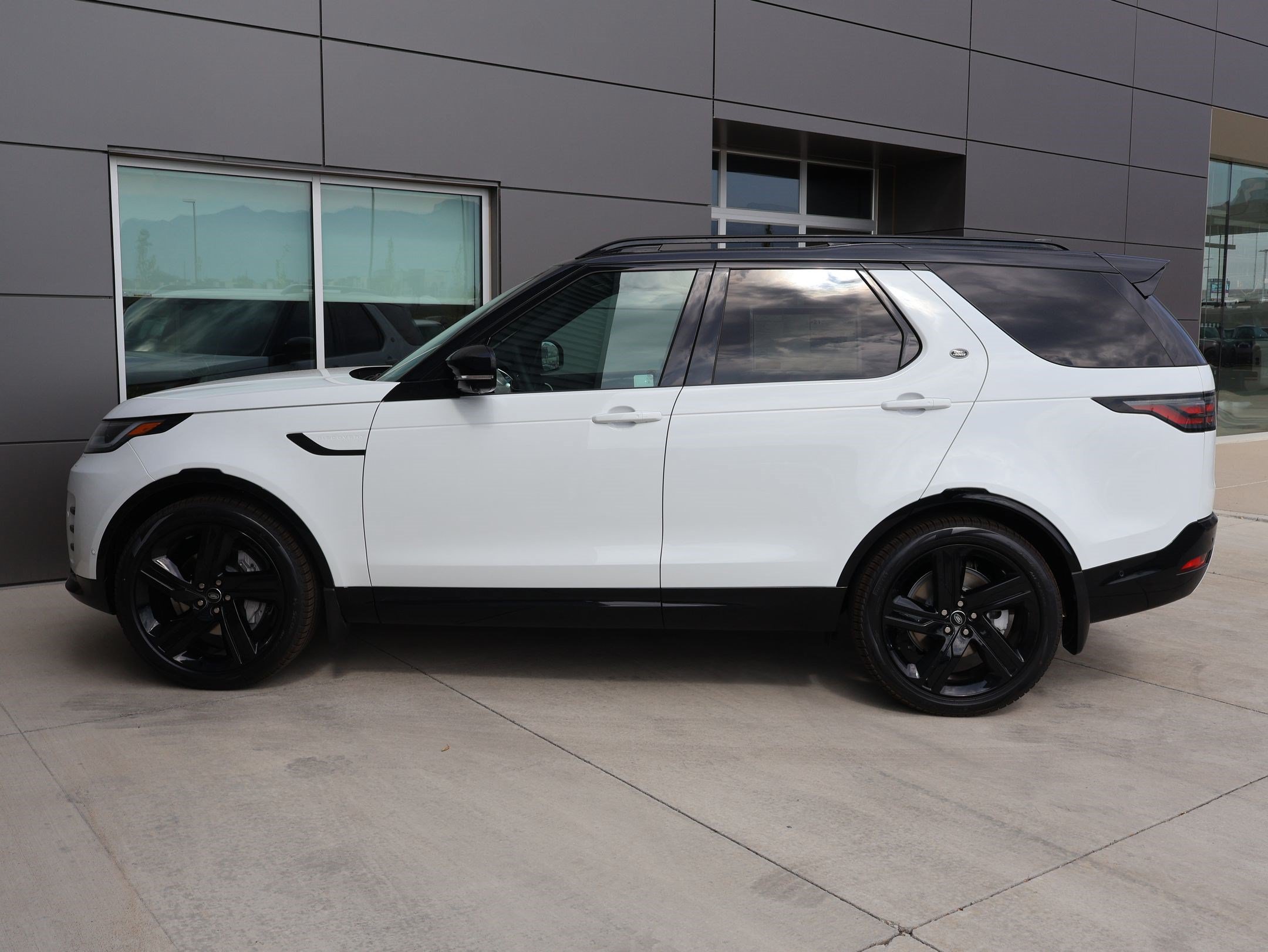 New 2026 Land Rover Discovery Dynamic SE AWD/4WD image 9