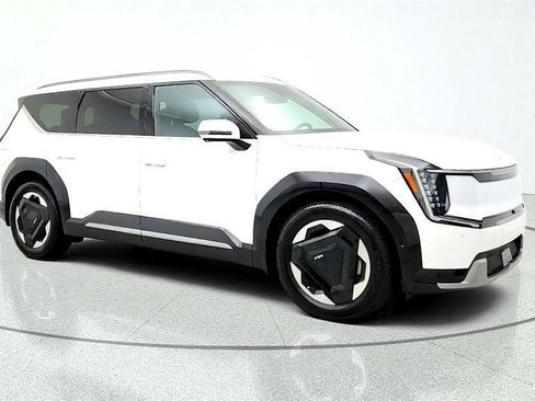 Used 2024 Kia EV9 Land AWD/4WD image 3
