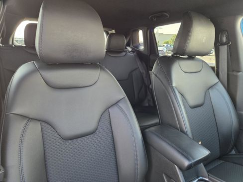 Used 2025 Jeep Compass Latitude image 32